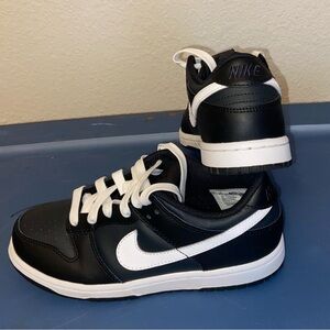 Nike Low Dunks, Black/White, size 3Y